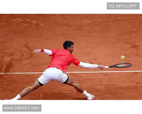 国外足球巨星展现霸气球技在异国球场轻松碾压对手