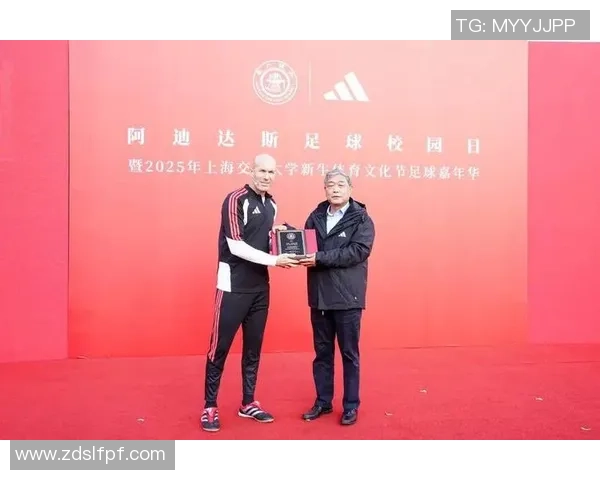 街头偶遇世界级足球球星引发热议市民纷纷合影记录惊喜瞬间